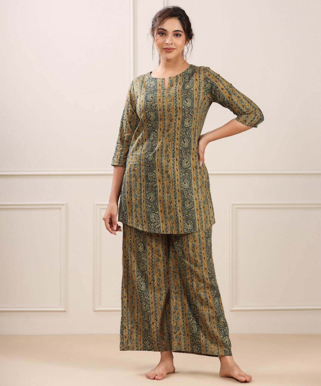 Traditional parallels on Green Cotton Loungewear Set
